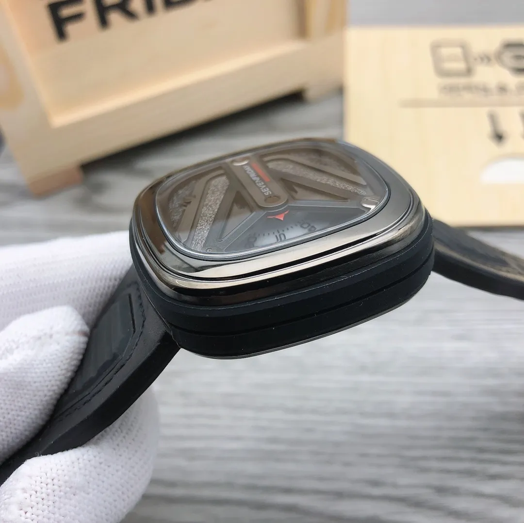 【Authentic Tmall】💰1640! Sevenfriday M3/01! 🎮 Shipping! Model: SF-M3/01 Size: 47mmx13mm Movement: Japanese Citizen Miyota8215 mechanical movement [genuine consistent movement] Citizen mechanical movement accurately escorts your travel time! A sandblasted and polished black and gun metal disc forms an aerodynamic Y-wing marking the seven-star logo at the 7 hour mark. 🎮 The Y-wing shape leaves room to display three overlapping white discs indicating the time, minutes and seconds to be read from left to right. A forward red highlight displays the time on the left at the 9H mark, and a forward red arrow indicates the minutes on the right. The seconds are in increments of 5 on the identification plate. 🎮Sanjie exquisitely recommends men’s high-quality mechanical watches. Exquisite inheritance and real effects. Guarantee of SJ quality.